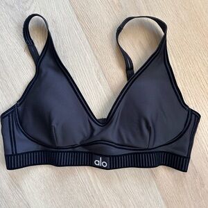 ALO Yoga Airlift Line Up Sports Bra